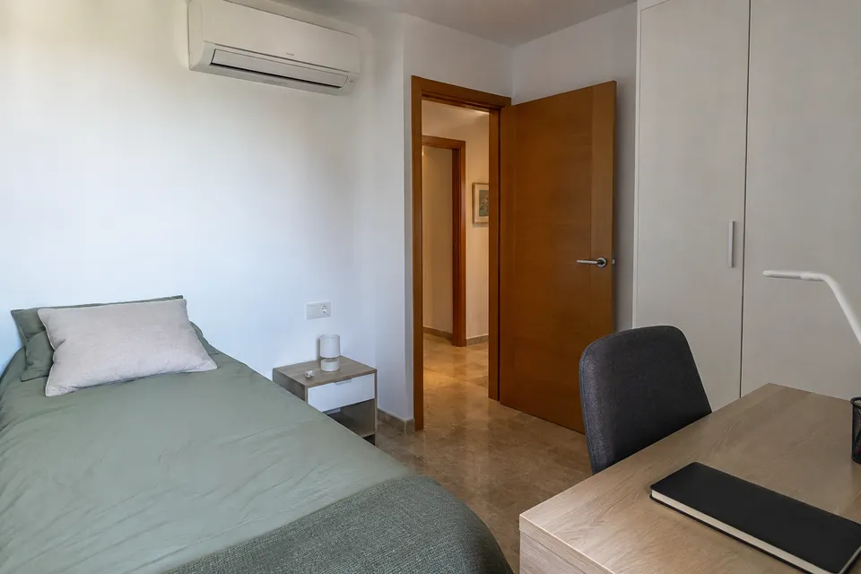 Split de pared en un dormitorio con zona de estudio Split de pared en un dormitorio con zona de estudio