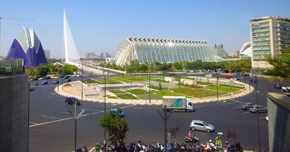 Valencia · Ciudad de las Artes y las Ciencias Museu de les Ciències y puente de l’Assut de l’Or en Valencia